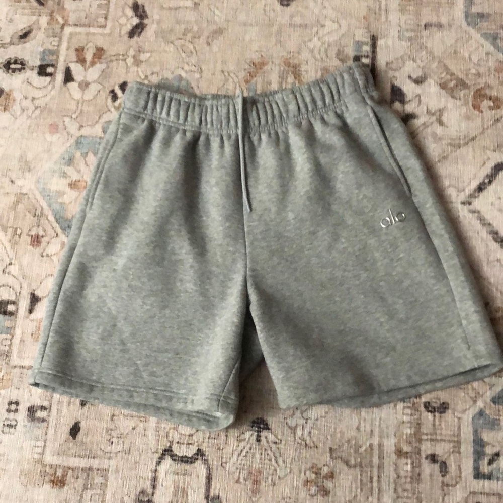 ACCOLADE SWEAT SHORT - DOVE GREY HEATHER alo yoga small